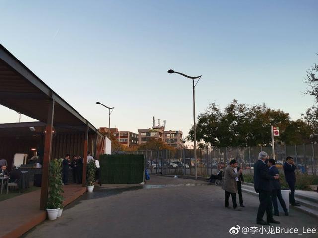 华为手机高管突然晒出5G信号塔照片 网友：原来意在“变焦”