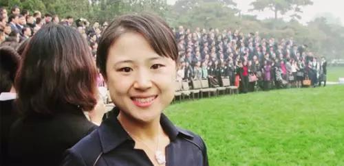 米雯娟在长江商学院的MBA毕业照