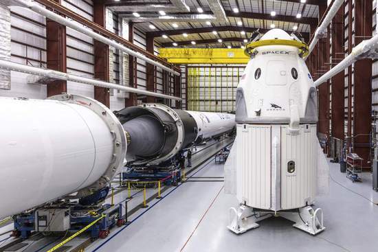 SpaceX载人飞船无人首飞：火箭发射升空