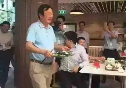 （任正非在食堂打饭）