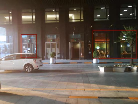 左：瑞幸自提店   右：星巴克啡快™概念店，拍摄者：吴筱