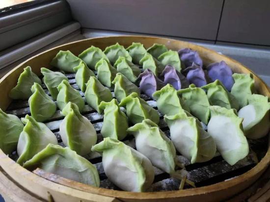 室友妈妈做的五色饺子  来源 / 受访者供图