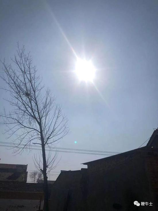 工作间隙晒太阳、嗑瓜子