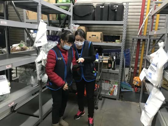 安艳丽在沃尔玛超市拣货  